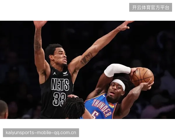 克拉克斯顿顺下暴扣气势拉满——从场馆灯光到日常训练的爆发力秘诀